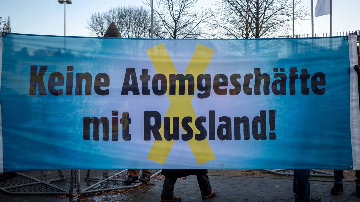 Hochrangiger AKW-Mitarbeiter warnt vor Kooperation mit 🇷🇺 Atomkonzern #Rosatom: Der ehemalige technische Leiter des 🇺🇦 AKW #Saporischschja sagte  zum Ausbau der Atomfabrik #Lingen: „Rosatom wird nicht zögern, die nukleare Sicherheit zu verletzen”. Zur PM:

ausgestrahlt.de/presse/uebersi…
