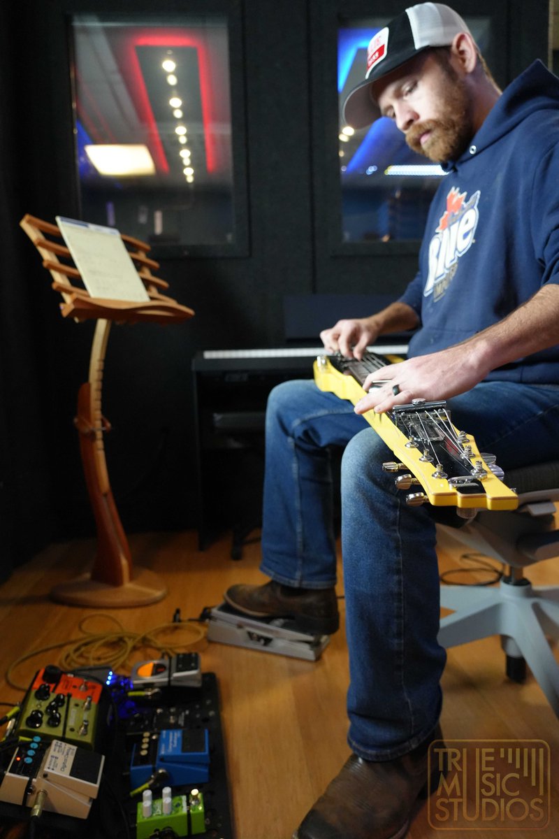 TrueMusicStudio's tweet photo. Vintage tone, modern vibes.  Recording the #Duesenberg #lapsteel #slideguitar for @jessedesorcy 's New Old Stock EP. Stream it on Spotify and all music platforms!
#RecordingStudio
#LapSteelGuitar
#MusicProduction
#MusicRecording
#GuitarRecording
#ElectroHarmonix
#TCElectronic https://t.co/2GIkqUd8bt