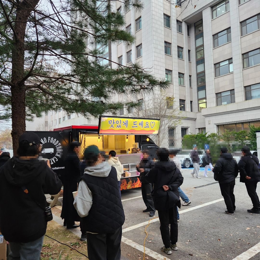 열혈사제 2 촬영 서포트 현장

아웃기다 긴 코트 입고 어묵 먹고 있는 거 누가 봐도 김남길 인데 ㅋㅋㅋㅋㅋㅋㅋㅋㅋㅋ

다른 스텝들 못 내려오니까 감독님께 전화해서 간식 먹고 하자고 했대 다정한 잉간..