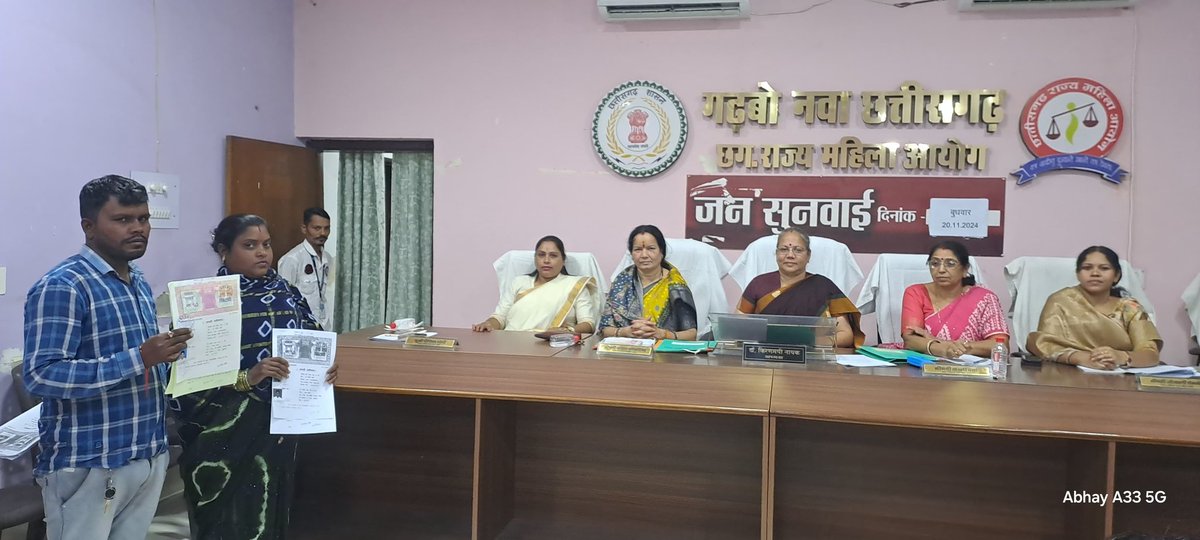 पटवारी, शिक्षक एवं जेल प्रहरी तीनों की सेवा समाप्ति की अनुशंसा की गयी, 
12 वर्षों तक आवेदिका का किया यौन शोषण, आयोग की समझाईश पर मुआवजे के तौर पर देगा 20 लाख रू.
घर तोड़ने वाली दो महिलाओं को भेजा गया नारी निकेतन

#RaipurSunwai #maaananturja #drkiranmayeenayak #cgmahilaayog #cgscw