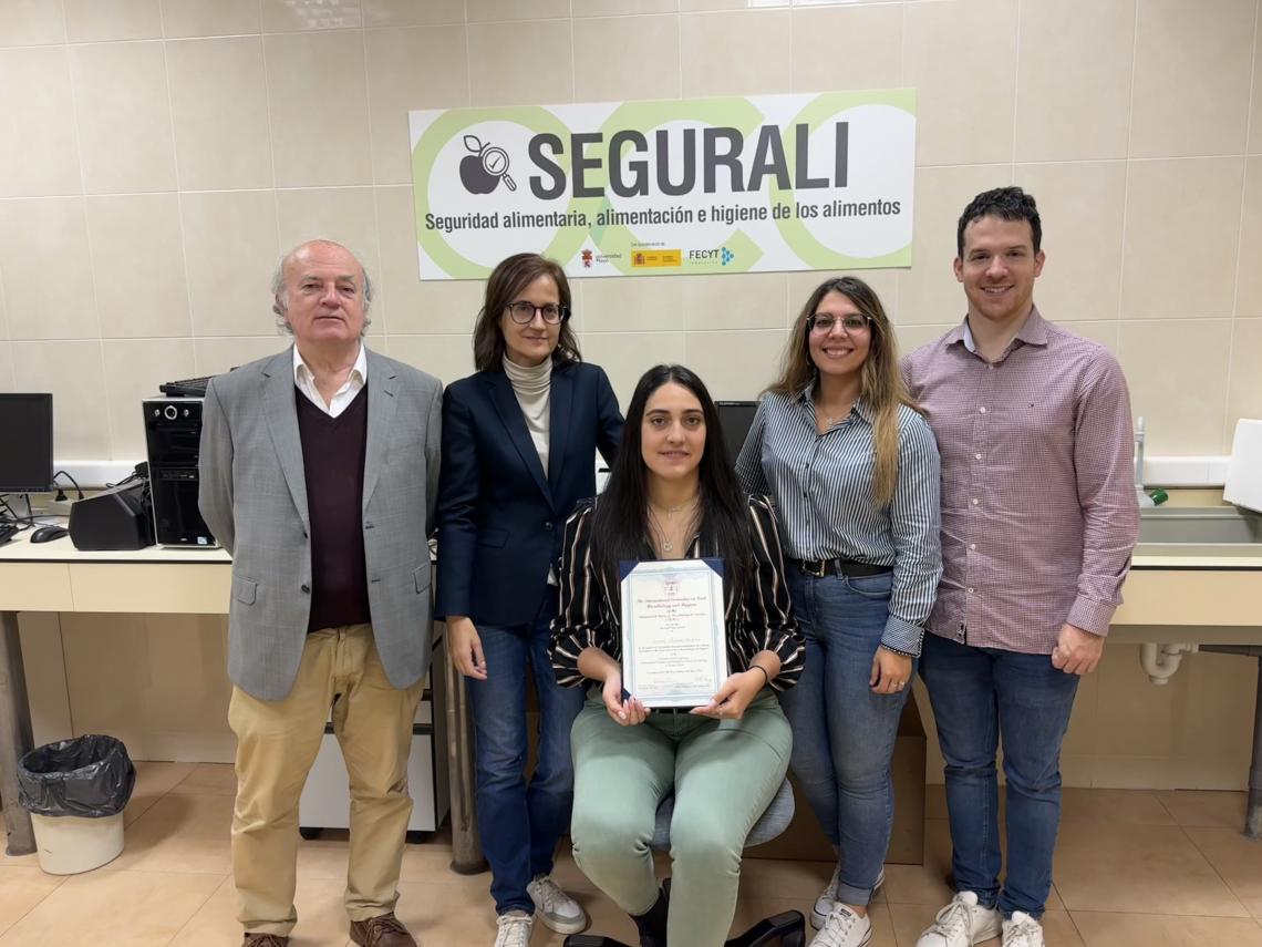 Investigadores de la Universidad de León reciben un premio internacional por sus descubrimientos sobre la microbiota en superficies de mataderos de ave.

ℹ️unileon.es/noticias/inves…