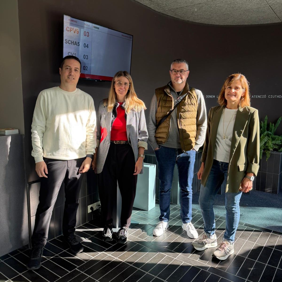 Ajuntament d'Olot (@olotuit) on Twitter photo 💬 Avui a l’Oficina d’Atenció Ciutadana d'#Olot hem rebut la visita de l'<a href="/ajfigueres/">Ajuntament de Figueres</a>.
Diversos representants del Consistori #AltEmpordà han visitat les noves instal·lacions per conèixer el nou equipament, el seu funcionament i circuits.
🙋🏽♀️ Gràcies per la visita!
#AjuntamentOlot 💬 Avui a l’Oficina d’Atenció Ciutadana d'#Olot hem rebut la visita de l'<a href="/ajfigueres/">Ajuntament de Figueres</a>.
Diversos representants del Consistori #AltEmpordà han visitat les noves instal·lacions per conèixer el nou equipament, el seu funcionament i circuits.
🙋🏽♀️ Gràcies per la visita!
#AjuntamentOlot