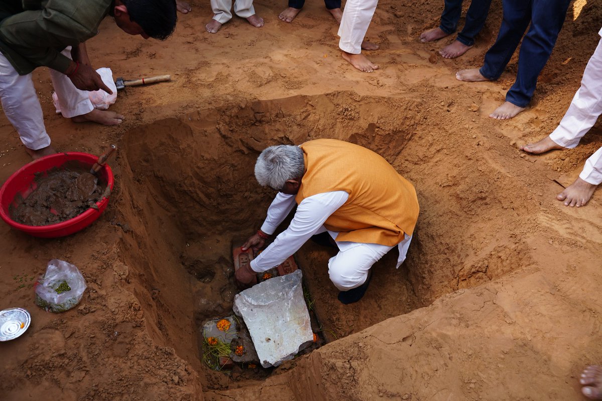 आज पैतृक गांव भुवाला-नेतड़वास (सीकर) में 'भारतीय सैनिक स्कूल' की नींव का शुभ मुहूर्त पूजनीय दादी जी जमना देवी, आदरणीय पिताजी श्री रामेश्वरलाल जी रणवां व माताजी श्रीमती भंवरी देवी के हाथों से किया।

शेखावाटी अंचल में सैनिक स्कूल की मान्यता प्रदान करने के लिए यशस्वी प्रधानमंत्री