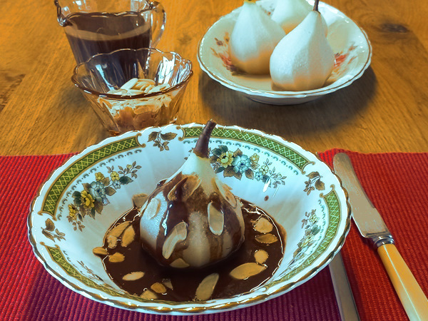 Vegatopia's tweet photo. Stoofpeertjes met chocoladesaus! Dit recept van Jol is simpel en dat is fijn, want zo heb je in een mum van tijd een origineel en bijzonder lekker dessert op tafel. https://t.co/QGzIimznCD https://t.co/1AiBcpiQ5x