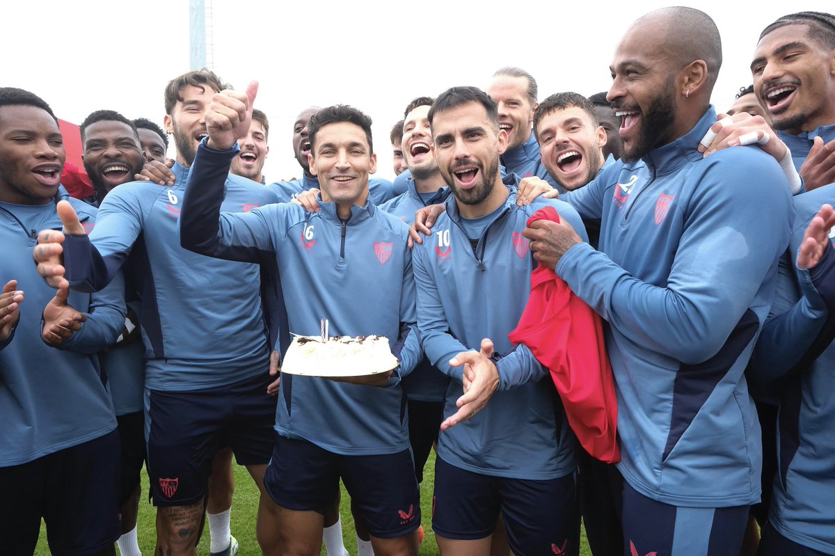 SevillaFC's tweet photo. Larga vida al Rey 👑🎂 https://t.co/kfV54VbtcT