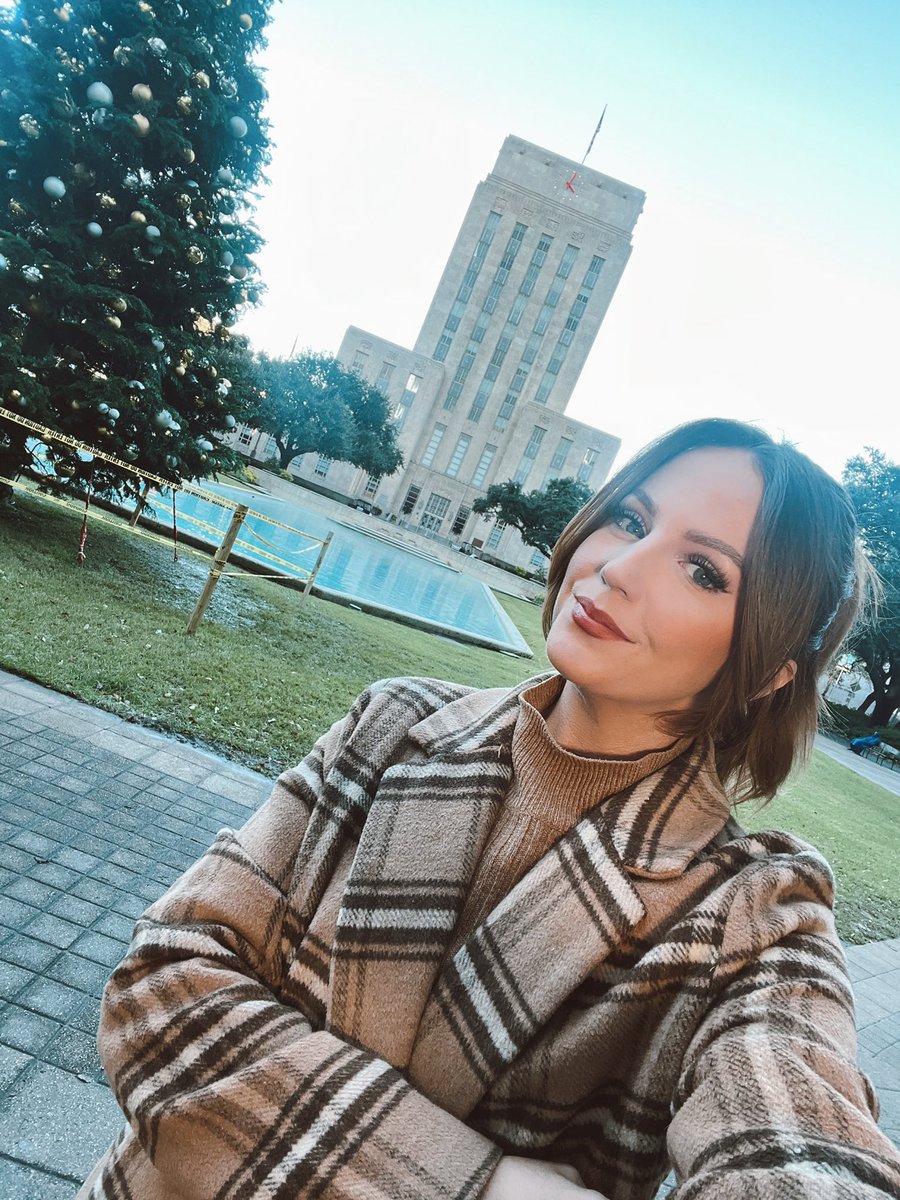 Good Thursday morning from Houston City Hall! 

Bust out those cute coats, it’s a chilly one outside!!