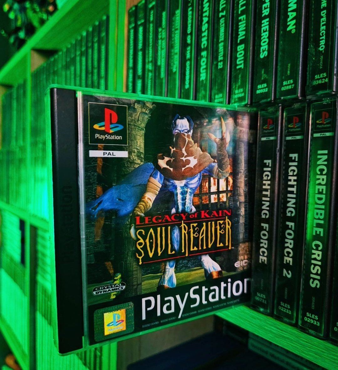 R A Z I E L ✨🦇
¡Volvemos a Nosgoth!

Después del revuelo que se ha creado con el Remaster de Soul Reaver 1 &amp; 2, sobretodo por su abultado precio, es hora de volver a rejugar el original de PSX.🤓

La versad que no ha envejecido nada mal. ¿Sois fan de esta saga Soul Reaver? 🖤