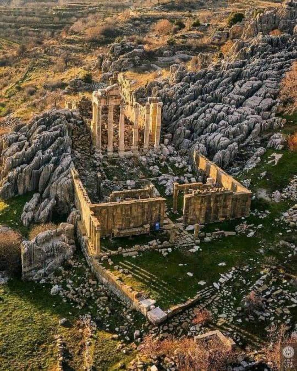 Temple d'Adonis, Liban. Il a été construit par les Romains au IIIe siècle après J.-C. Il comporte six colonnes corinthiennes et le sanctuaire est partiellement construit dans la roche.

Via <a href="/histories_arch/">ArchaeoHistories</a> 🙏👏