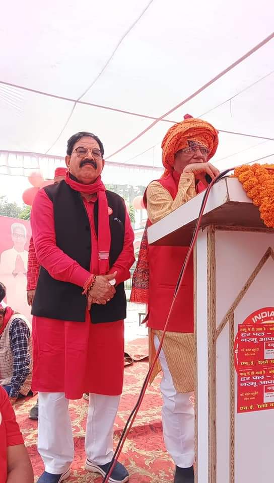 आज गोरखपुर में NERMU के साथियों द्वारा आयोजित भव्य चुनावी जनसभा को संबोधित करने का अवसर मिला। मैंने सभी से NERMU के पक्ष में मतदान करने की अपील की, ताकि संगठन की मजबूती और कार्यक्षमता को और आगे बढ़ाया जा सके। सभा में उमड़ा जनसैलाब इस बात का स्पष्ट संकेत है कि आगामी यूनियन चुनाव
