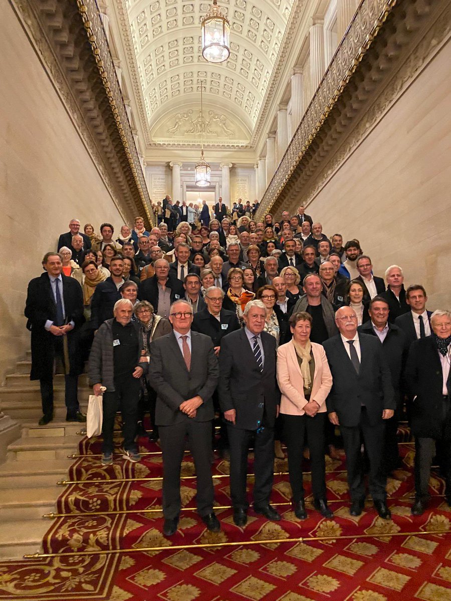 Au #congresdesmaires, avec mes 4 collègues sénateurs, nous avons eu le plaisir de recevoir les élus de notre département au Sénat. 
Un moment d’écoute et de dialogue essentiel pour renforcer les liens entre parlementaires et élus locaux, au service de nos territoires. #maires