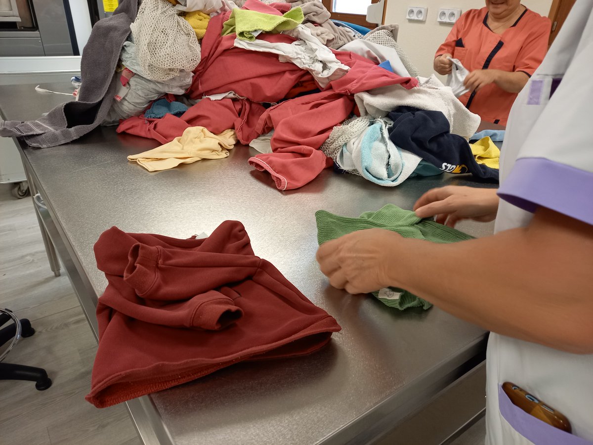 resonancealsace's tweet photo. Résonance participe aujourd'hui au DuoDay ! Nous accueillons plusieurs personnes en situation de handicap pour une journée de stage découverte de différents métiers chez Résonance : gestionnaire de paie📆🗂️, secrétaire 🧑‍💻, lingère👕👖, agent de service technique 👷‍♂️🛠️ et EJE 👩‍👧‍👦 https://t.co/NuOwT1FkvD