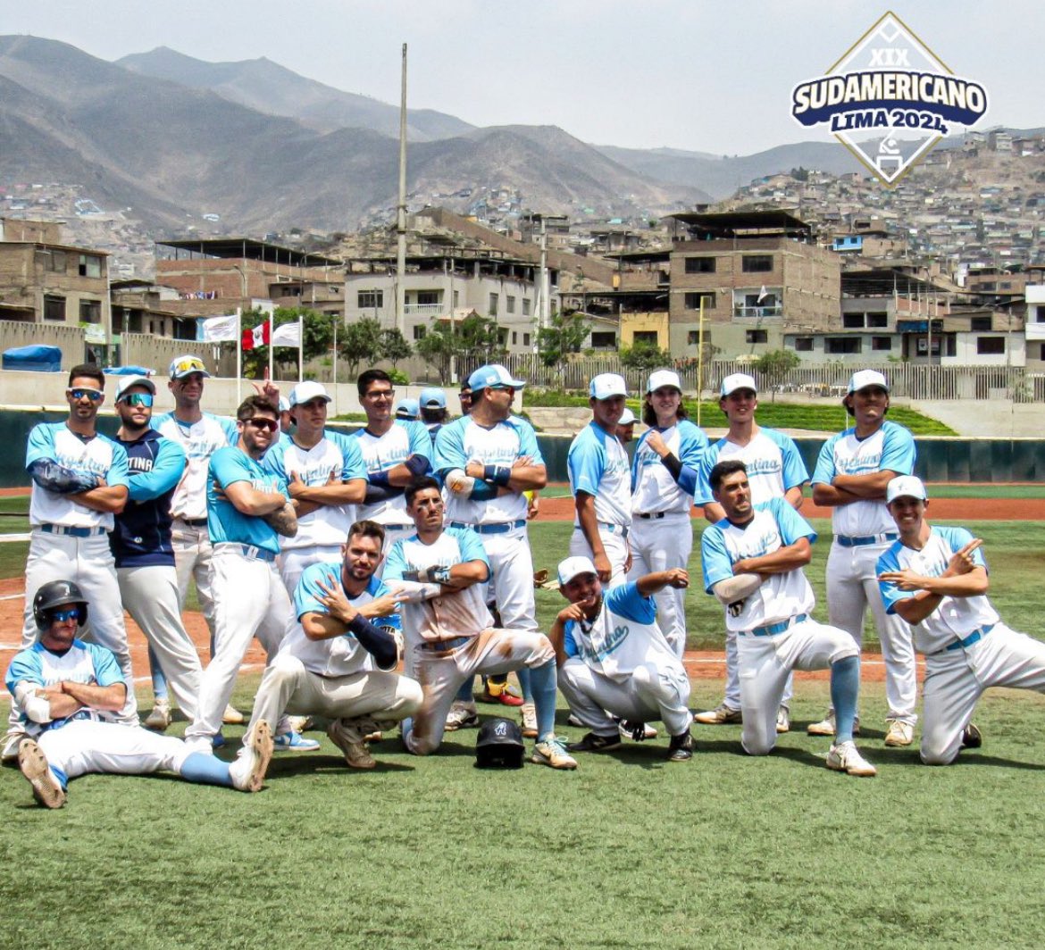 🔝 Argentina 🇦🇷 clasifica en primer lugar al vencer a Chile 🇨🇱 por 11 carreras a 1, en la definición de la ronda regular. 
👉🏻 HOY 17 hs (ARG) enfrentarán a Perú 🇵🇪 por un lugar en la final.
<a href="/zetaMotionG/">Giannina Zeta</a>