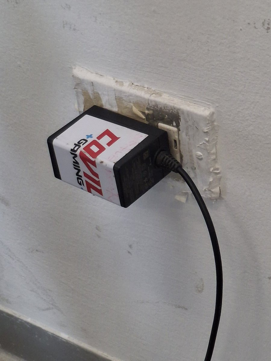 Shoutouts al cargador Covill que siempre me salva cda jueves de Smash Bros PUCP 🙏

(Es broma debo dejar de perder mis cargadores