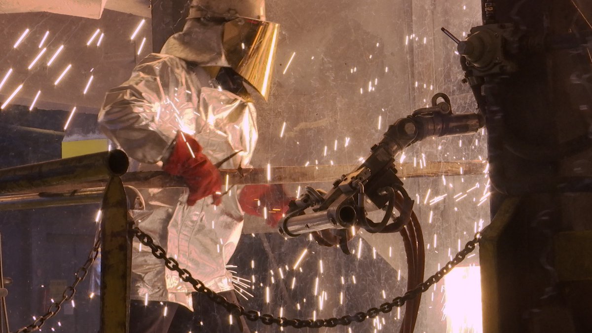 Peripherie_'s tweet image. • SOUS LE FEU •
🔥🎥 Le film 𝙎𝙤𝙪𝙨 𝙡𝙚 𝙛𝙚𝙪 de 𝗝𝗲́𝗿𝗲́𝗺𝗶𝗲 𝗟𝗮𝗺𝗼𝘂𝗿𝗼𝘂𝘅 sera projeté 𝗺𝗮𝗿𝗱𝗶 𝟯 𝗱𝗲́𝗰𝗲𝗺𝗯𝗿𝗲 à 𝟭𝟴𝗵 au Méliès.
Séance en présence du réalisateur 

+ d'infos 👇
peripherie.asso.fr/notre-catalogu…