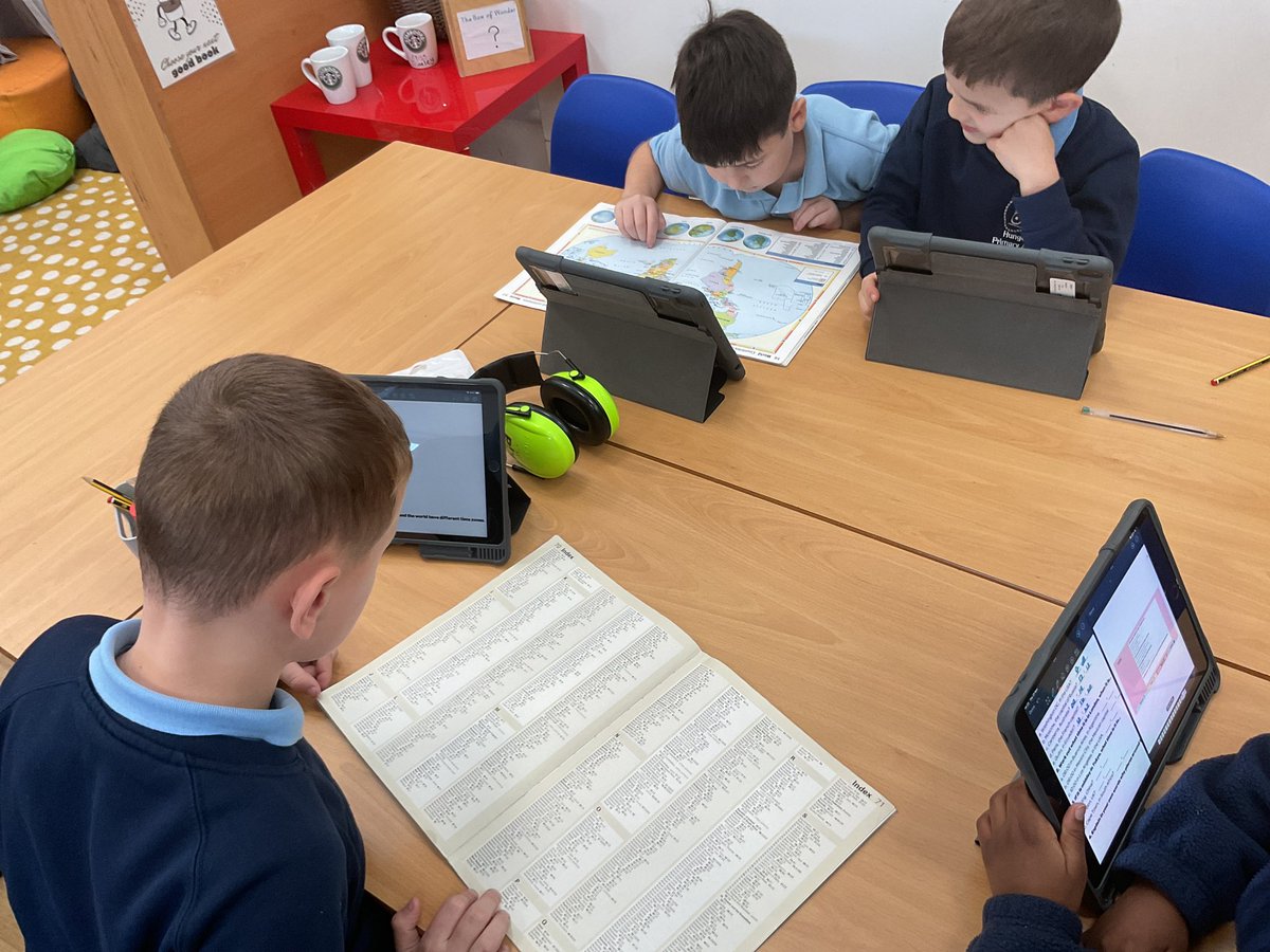 As geographers, 3AT are locating different countries and exploring differences in time zones around the world. 🌏🗺️