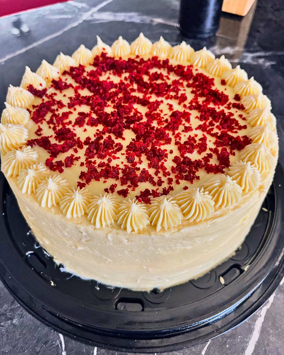 BantuMthabela_'s tweet photo. Good day everyone

My 1st Black Friday special is ready. From Monday(25th) until Friday(29th)

Only top 5 best selling bakes will be on special

Milk tart malva pudding cupcakes - R100
Cinnamon rolls - R100
Oreo chocolate cake - R200
Red velvet cheesecake cake - R350

Kindly RT https://t.co/15uPpdxh0o