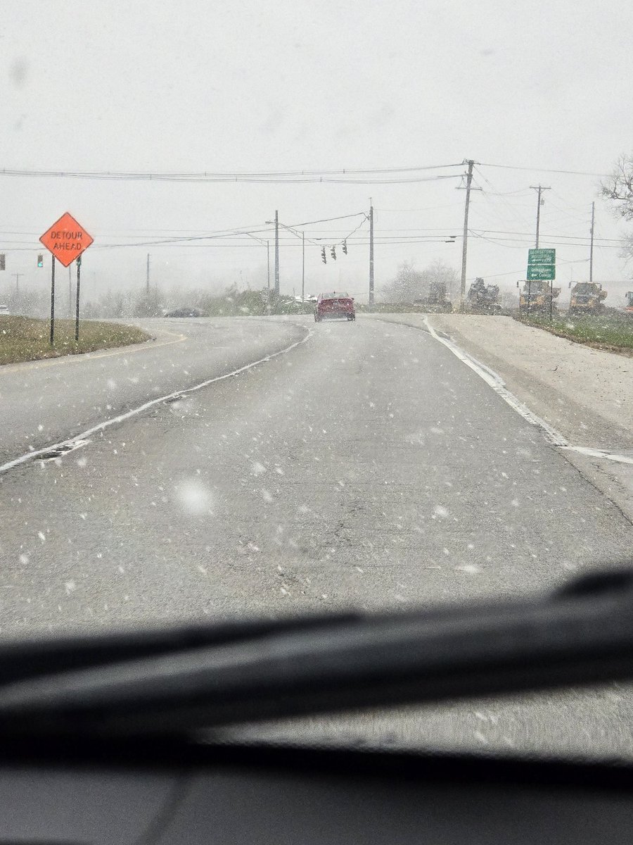 LeeTonya2018's tweet image. Okay all you snow lovers.... It's snowing! Can we go on to #spring now... Sincerely, #hatebeingcold @Kentuckyweather