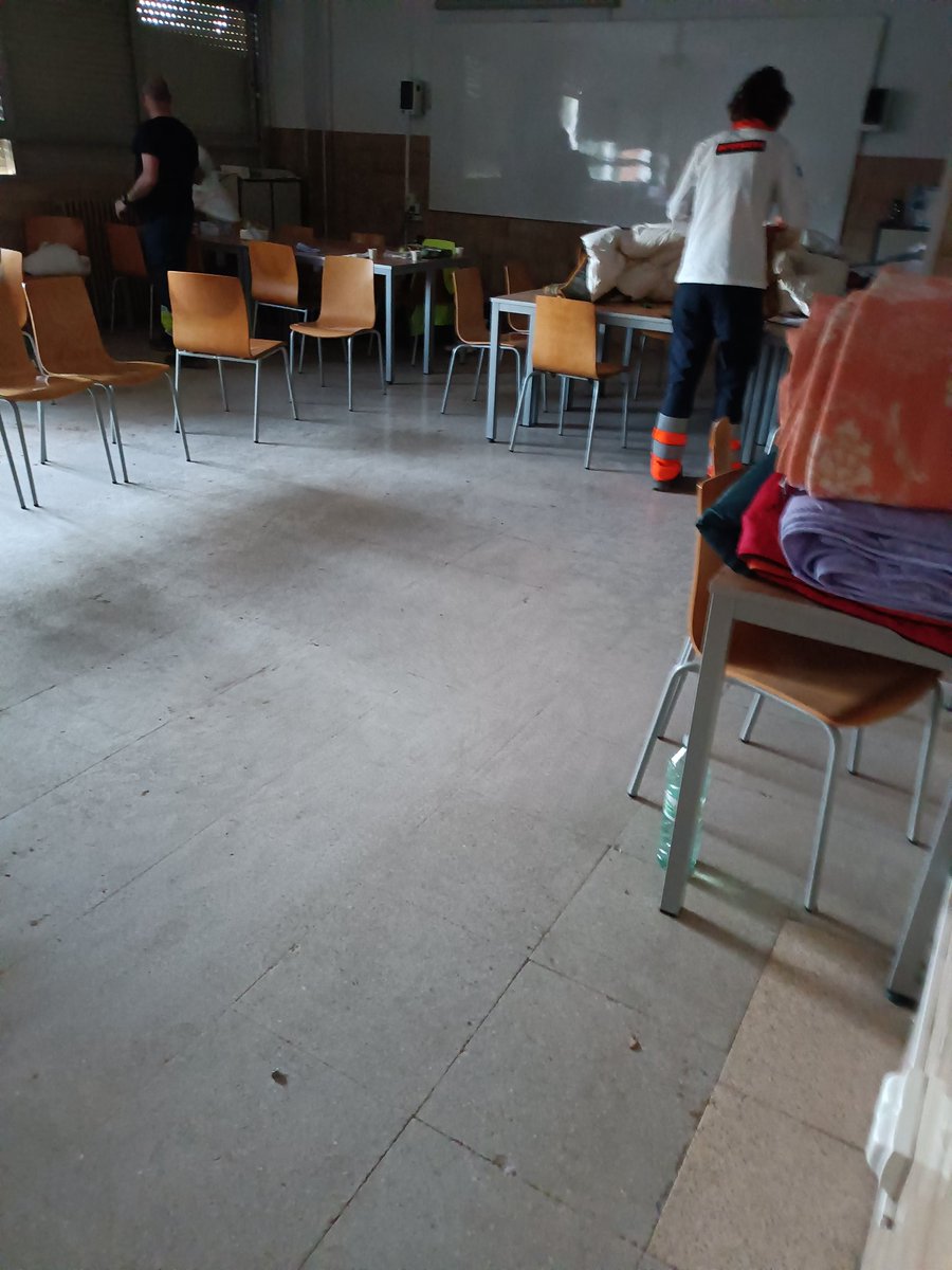pacoruinas's tweet photo. @PlinioElGuapo Nosotros en un colegio y sin problema y tan a gusto 😎 https://t.co/0bn9v5OiDa