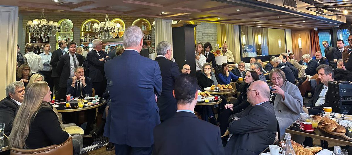 NousFrance_fr's tweet image. #PLF25, situation politique, prochaines étapes du mouvement : merci aux délégués territoriaux de s’être retrouvés pour #FrotterNosCervelles lors de ce petit-déjeuner @NousFrance_fr à Paris !