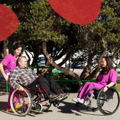 Mª Jesús García y Arantxa García son terapeutas ocupacionales en el Hospital Los Madroños, donde ayudan a las personas con lesión medular🦽 a que sean más autónomos.

En esta foto, enseñan a Jesús para que pueda saltar bordillos e ir donde quiera.
#EVEN #lesionmedular