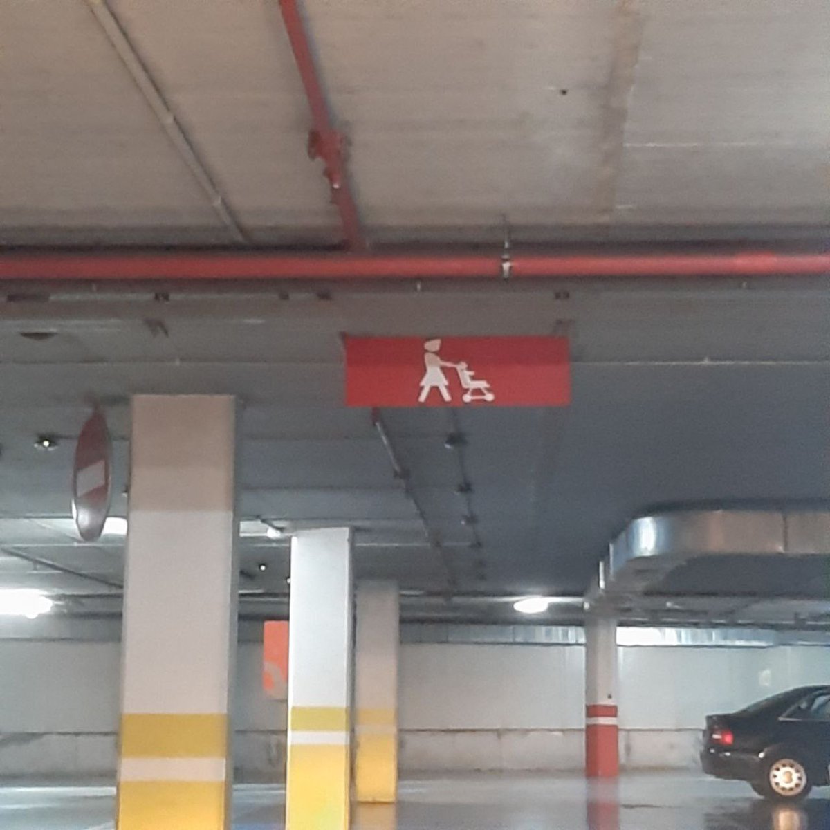 dianifunifa's tweet photo. Un detalle en un parking de #Torrelavega que  invita a reflexionar: ¿por qué el pictograma de cuidado infantil se asocia a mujeres? La corresponsabilidad es CLAVE para la IGUALDAD 💜 Cambiar estos símbolos también cambia mentalidades 🧠#Igualdad #Corresponsabilidad https://t.co/WWLUs02CRR