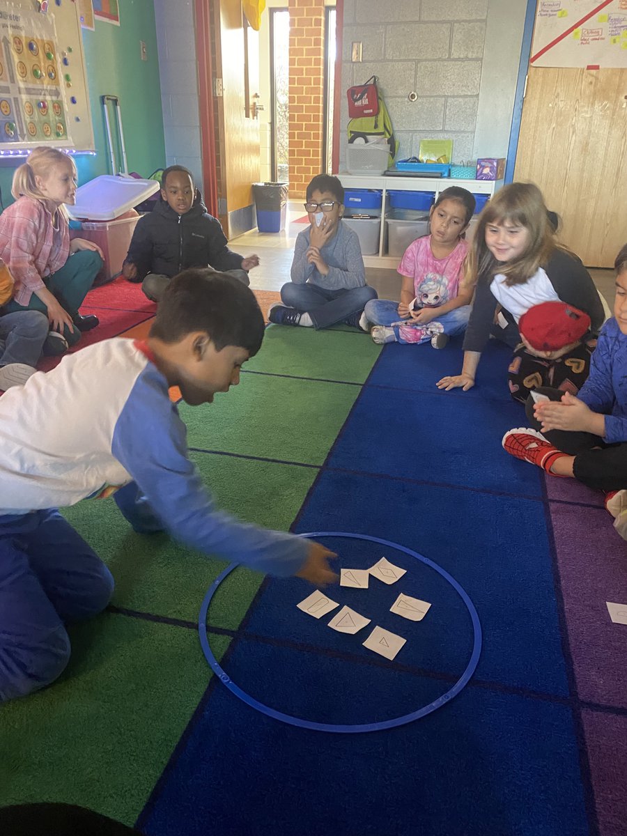 Cora Kelly 1st Graders Creative Counting with Ozobot.
#ACPS 

Cora Kelly, Conteo creativo de estudiantes de 1er grado con Ozobot. #ACPS