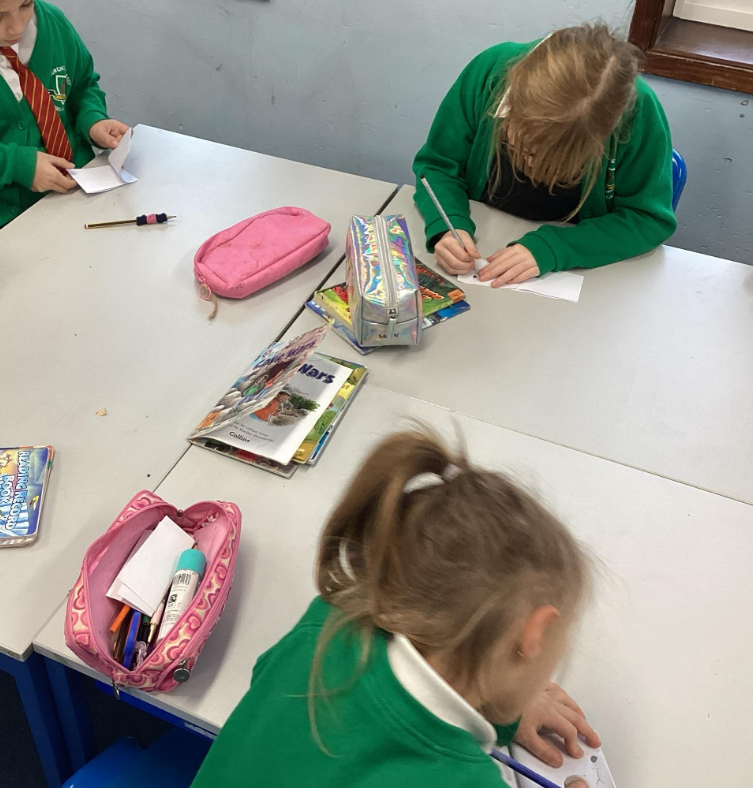 stlaurencejr's tweet image. Year 3 Computing fun! 🎨💻 We learned that animations are made from lots of pictures, then created our own flip books to bring moving images to life! 📚✂️📖 It was amazing seeing our drawings come to life with a flip! 🤩 #Computing #AnimationFun #CreativeLearning @AquilaTrustUK