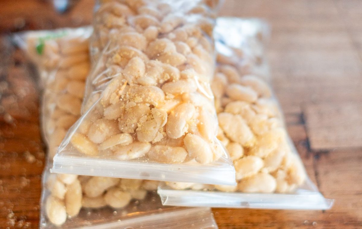 Zelf #tempeh #maken is best makkelijk: slowfoodies.nl/tempeh-van-lok… Maak ze met #lokale #bonen!

#vandestreek #streekproduct @boonzaak @lekkerlupine