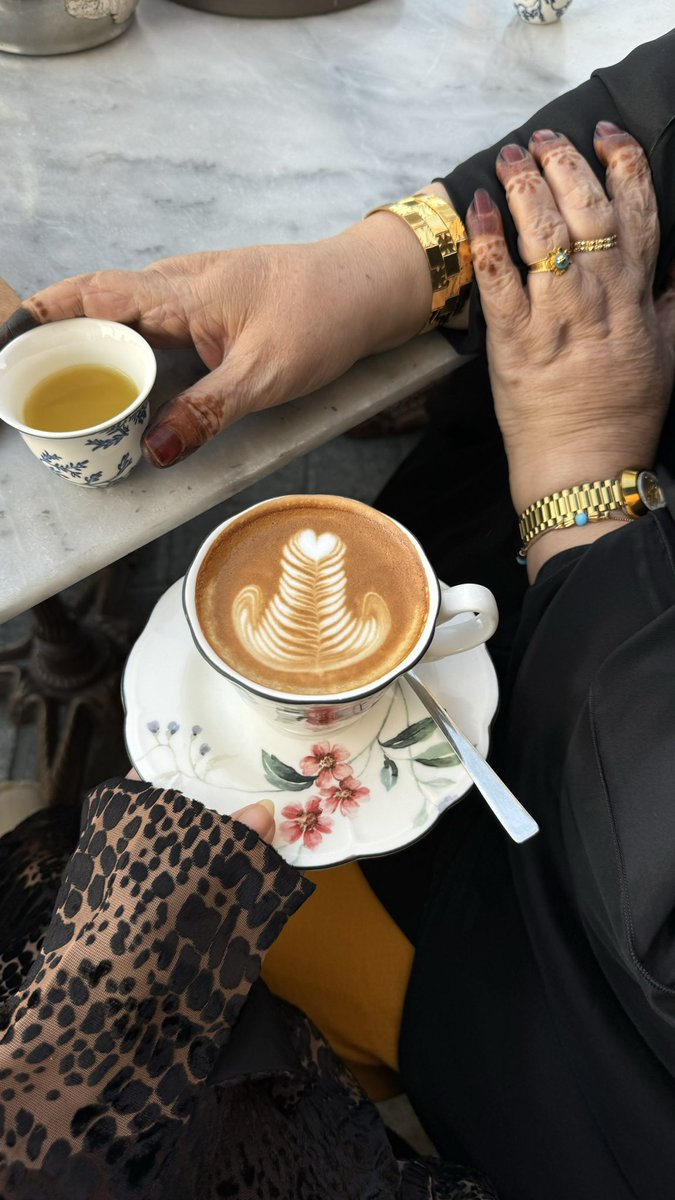 " غلاك أكبر من الدنيا لو الدنيا فضا وبحور . . 
غلاك سلاّح أواجه به همومٍ جات ملتمه ♥️ ".