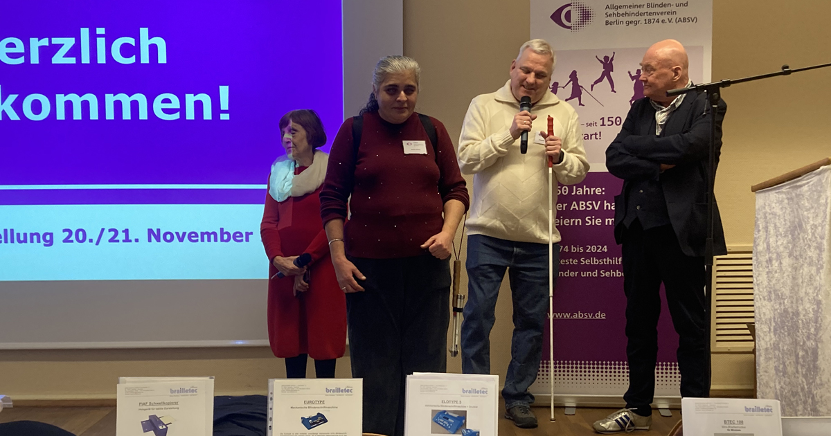 Das war die diesjährige #Hilfsmittelausstellung vom ABSV. Neben Vorstand und Geschäftsführer freut sich Organisator und Hilfsmittelreferent Thomas Schmidt (zweiter von rechts) über den Erfolg der Messe: "Die Besucheranzahl hat alle Erwartungen übertroffen!"