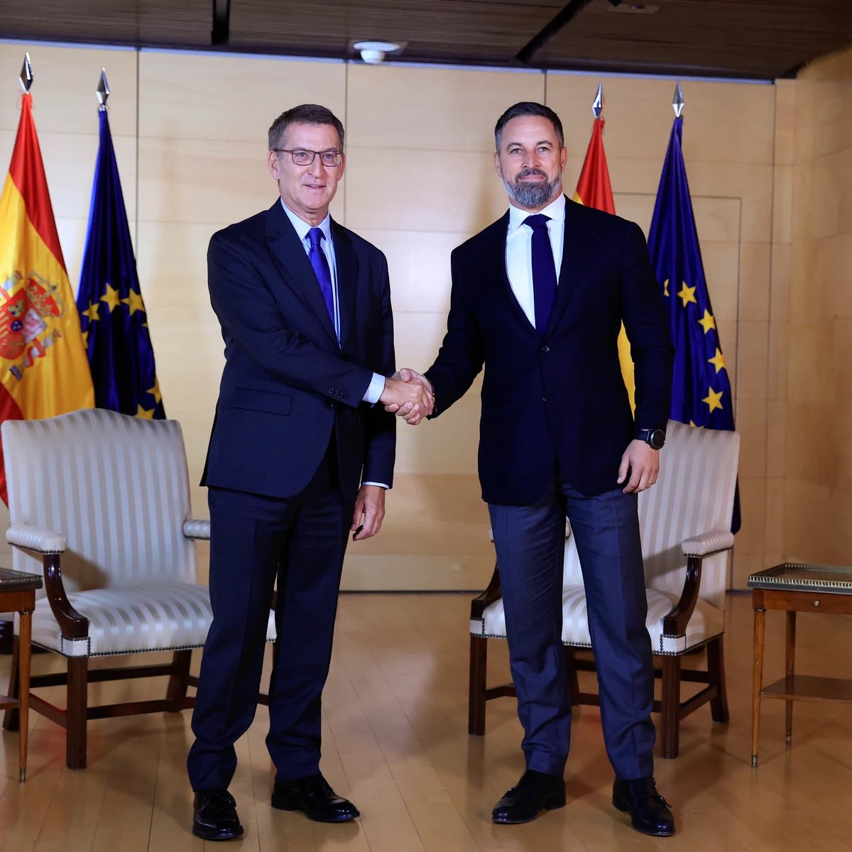 Capitana_espana's tweet image. Feijóo anuncia que negociará una moción de censura con Santiago Abascal y el resto de  partidos para poner fin al Gobierno de Pedro Sánchez. 

¿Apoyas la moción? Yo si 🤚💯