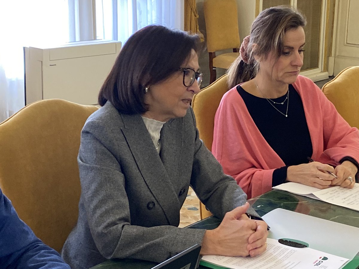 CislLiguria's tweet photo. Il segr. generale Cisl Liguria Maestripieri, con componenti segreteria regionale e resp. Cisl Genova, ha incontrato Prefetto di Genova per consegnare documento approvato da tutte federazioni regionali categoria, su DDL Bilancio 2025 con proposte sindacato. @CislNazionale https://t.co/zYyhPLMJJi