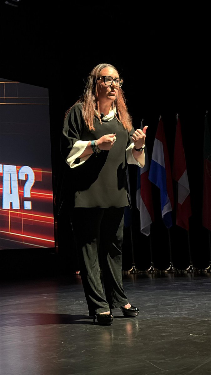 "Si un estratega no les dice de dónde van a salir los votos. No lo contraten." #CumbreMiami
<a href="/ASota/">Alejandra Sota</a>  <a href="/PolitologosD/">Politólogos Digitales</a>