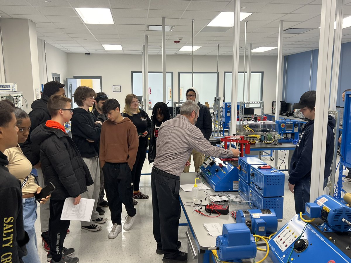MHSEngineering1's tweet photo. Last week we had the opportunity to visit Dutchess Community College Mecatronics Lab with Professor Dan Barbuto. Their electrical technology program is a critical piece to high-tech manufacturing  companies within the our area! @HVmanufacturing https://t.co/3Damv7oiVC