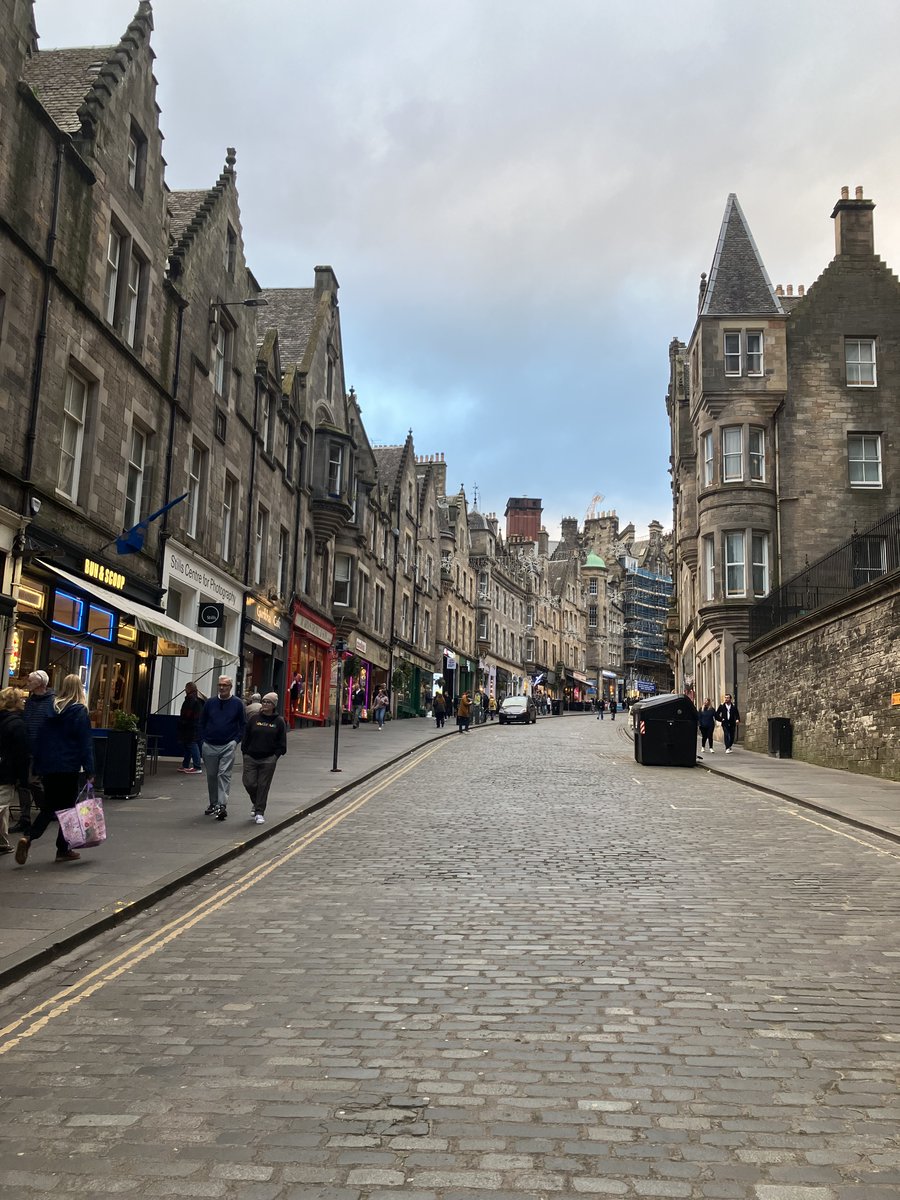 قمت بزيارة في الإجازة الماضية إلى مدينة #Edinburgh  ، والحمدلله ان اختياري كان موفقاً ، عندما تدخل هذه المدنية تشعر وكأنك ركبت عجلة الزمن وعدت 200 سنة إلى الوراء وربما أكثر