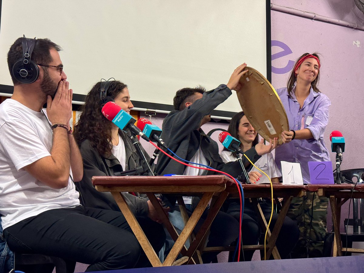 juliacamprubi's tweet photo. ahir vam fer l’últim capítol de La Guindilla en directe al local. Han sigut mesos de molta feina, però també de riure molt. Gràcies a tothom🫂 https://t.co/3bkSkck52c