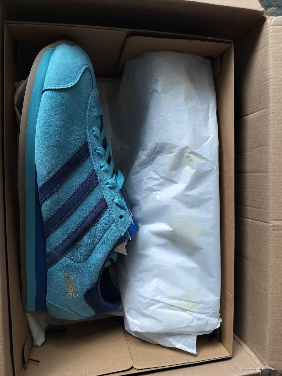 monkeymanone's tweet image. Big thanks to @man_savings for letting me know about the Country OG Japan in the blue. The one shoe I wanted this year (or maybe one of a few). Also cheers to @Asphaltgold1 who delivered within 4 days from Germany with daily updates and only €5 for delivery. Take note UK sellers