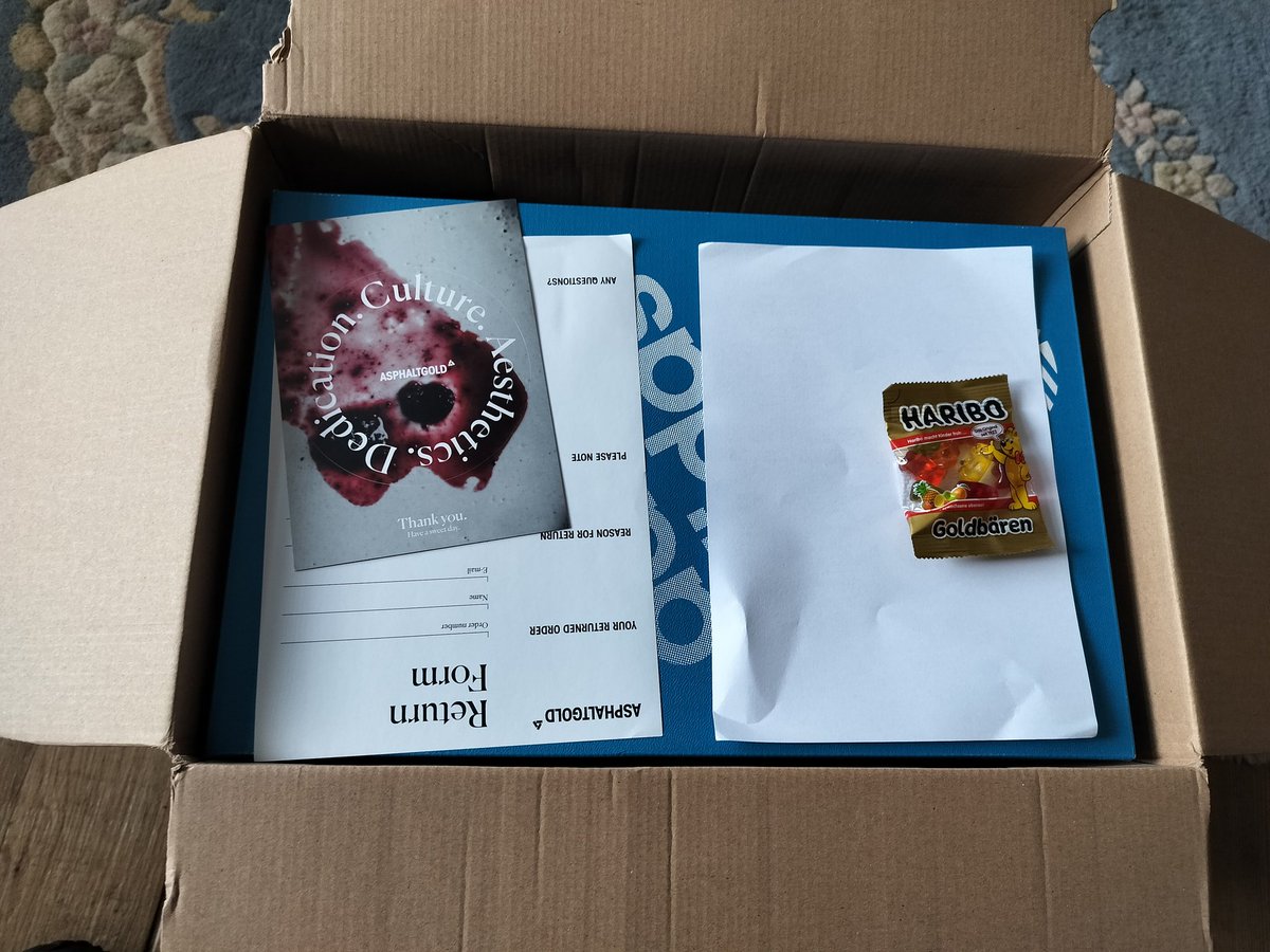 monkeymanone's tweet image. Big thanks to @man_savings for letting me know about the Country OG Japan in the blue. The one shoe I wanted this year (or maybe one of a few). Also cheers to @Asphaltgold1 who delivered within 4 days from Germany with daily updates and only €5 for delivery. Take note UK sellers