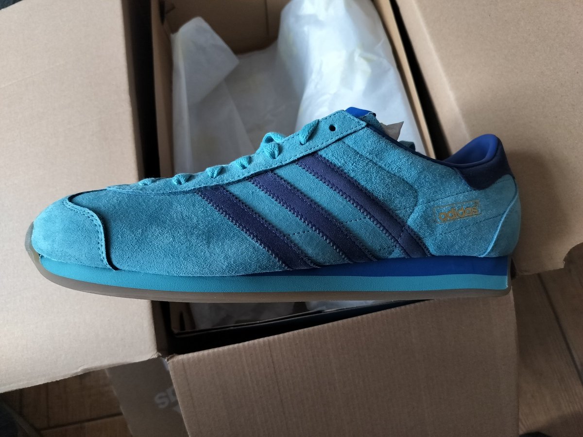 monkeymanone's tweet image. Big thanks to @man_savings for letting me know about the Country OG Japan in the blue. The one shoe I wanted this year (or maybe one of a few). Also cheers to @Asphaltgold1 who delivered within 4 days from Germany with daily updates and only €5 for delivery. Take note UK sellers