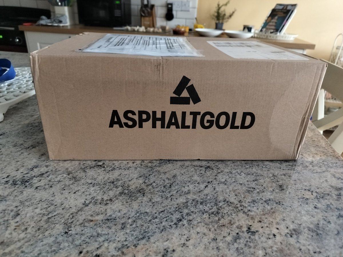 monkeymanone's tweet image. Big thanks to @man_savings for letting me know about the Country OG Japan in the blue. The one shoe I wanted this year (or maybe one of a few). Also cheers to @Asphaltgold1 who delivered within 4 days from Germany with daily updates and only €5 for delivery. Take note UK sellers