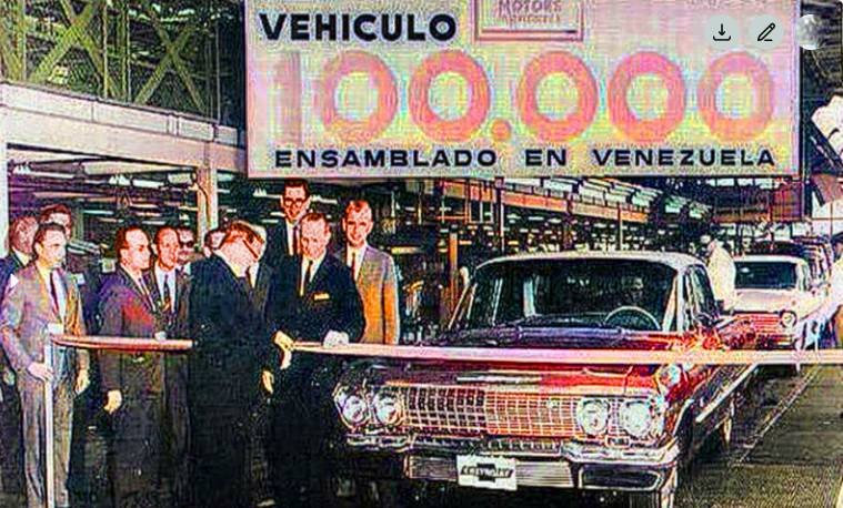 Caracas, años 60. La GM celebra el ensamblado número 100 mil  de su Chevrolet, modelo Impala. Al evento asitieron autoridades del Ministerio de Fomento y, por supuesto, alto directivos de General Motors en Venezuela
