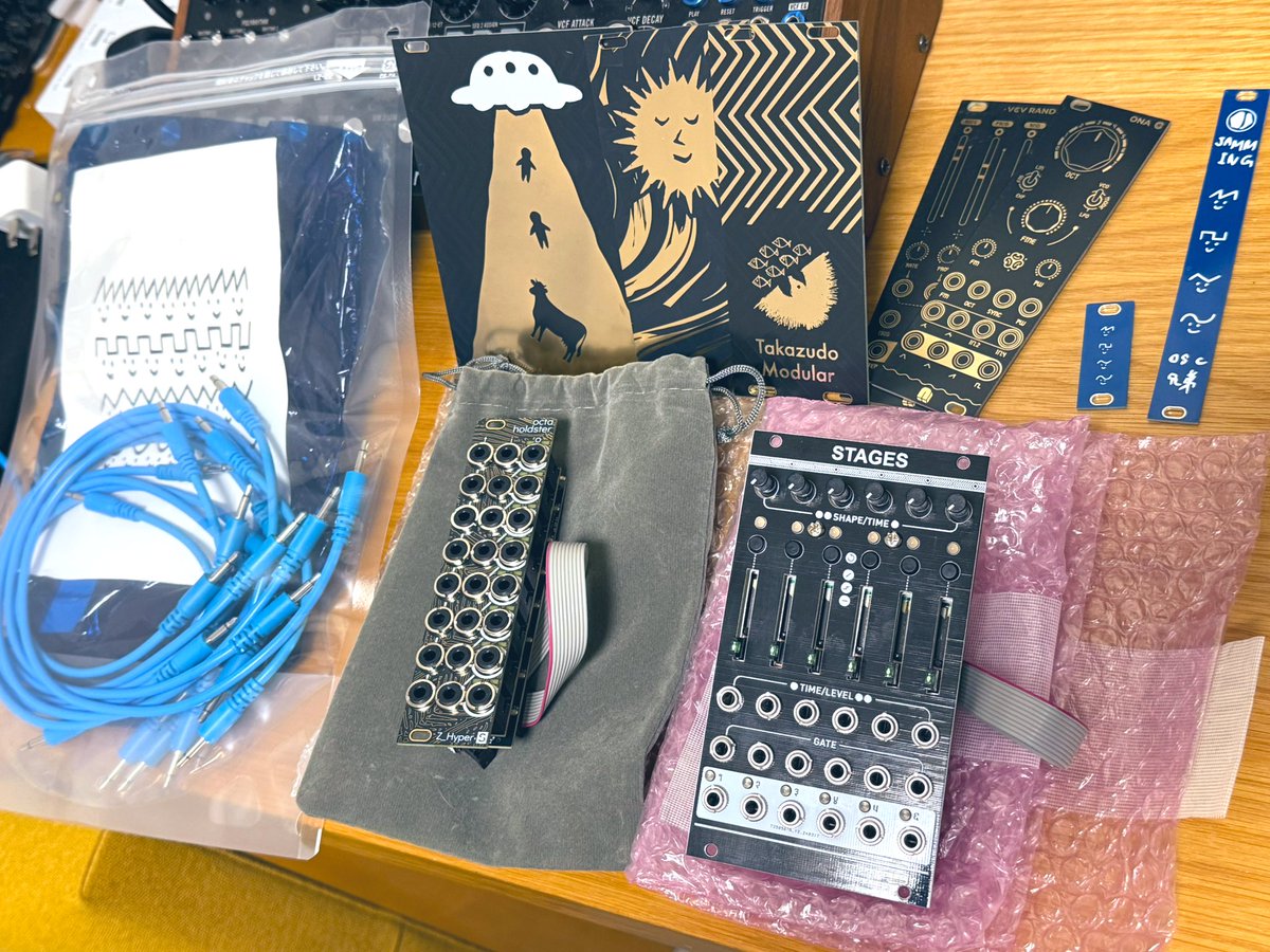 _tatata5's tweet photo. Fomの戦利品達。相変わらずのパネ充。
osc兄弟のオールインワンバッグ、全色青にしてもらいました✨
久々にモジュラー買ったぜ!
#fom #fom2024 #osc兄弟 #jamming #takazudomodular #nanomodular #signsmodular #mutableinstrument https://t.co/uQUNchL39A