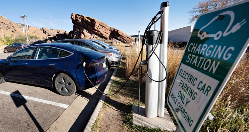 Deploying #EV charging can be daunting, but NREL and the Joint Office of Energy and Transportation created an interactive guide to help plan &amp; build EV charging infrastructure. Learn how communities can use the Public EV Charging Infrastructure Playbook. bit.ly/3YO9vpo