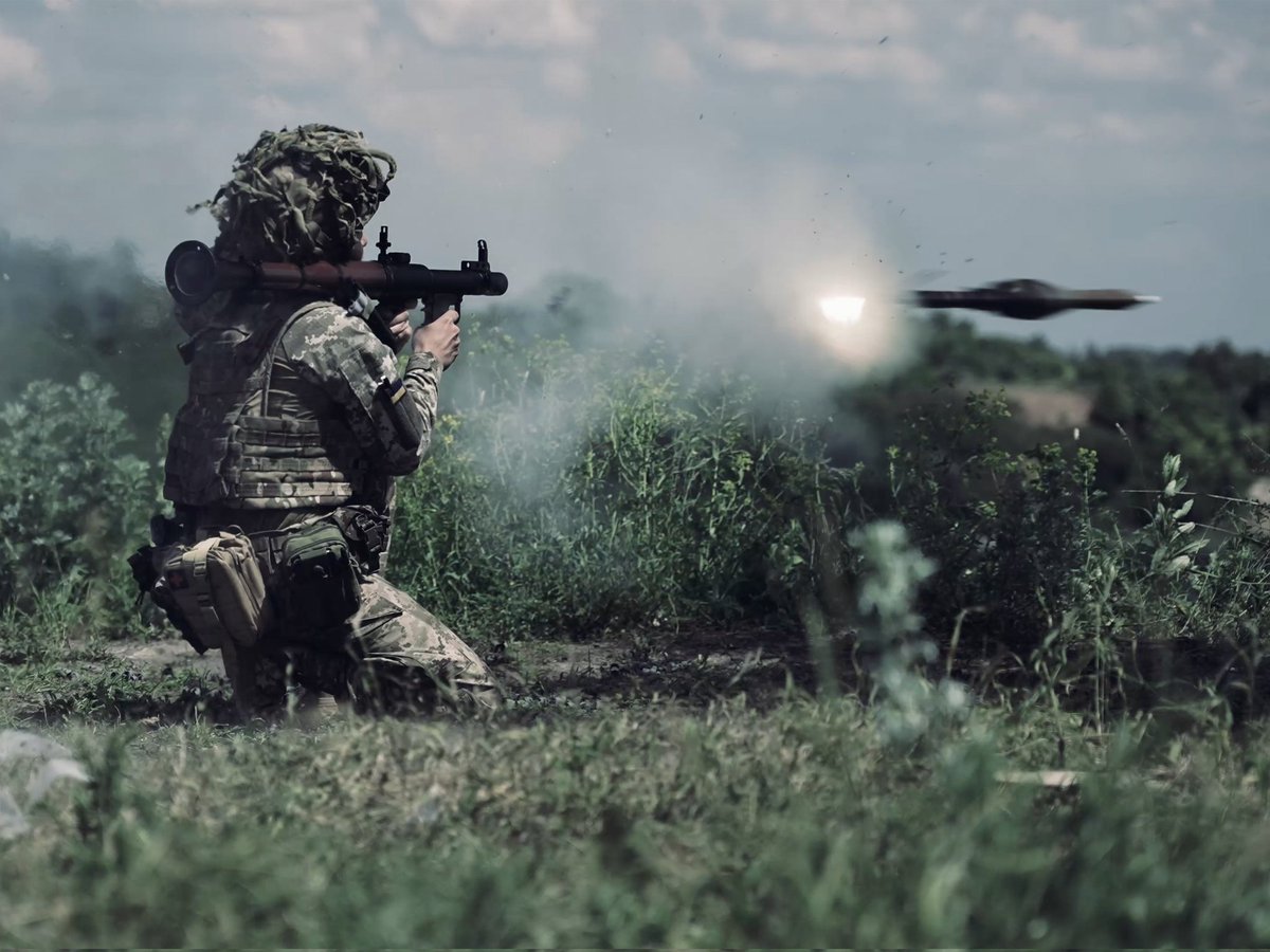 Podylsky's tweet photo. воїн 46 Окремої аеромобільної бригади ДШВ СЗ України веде вогонь з гранатомета, який бригада отримала від @BackAndAlive/літо 2023-го

⬇️ https://t.co/Yses5NgQUz