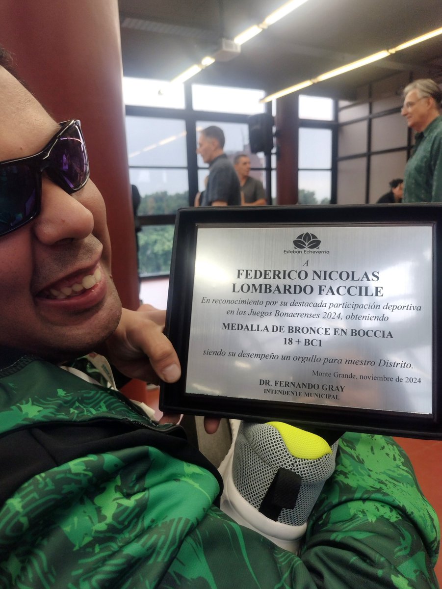 Nico, Feliz!!! recibiendo el reconocimiento del Intendente Gray por su logro en los Juegos Bonaerenses representando al Municipio de Esteban Echeverría, lugar de entrenamiento.
Gracias al equipo de orientadores que le brinda este apoyo.
#JuegosBonaerenses2024