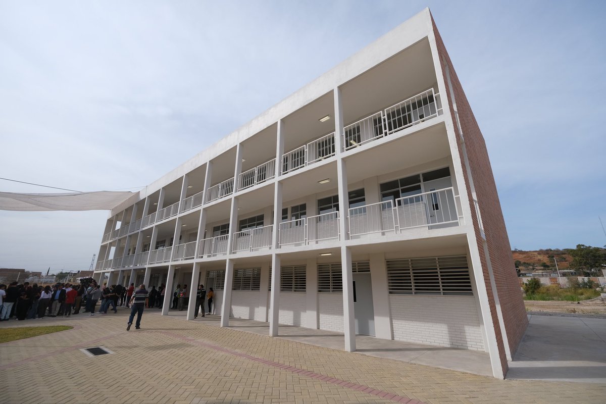 ingmirnamis's tweet photo. Acompañamos al Gobernador el Ing. 
@EnriqueAlfaroR, al titular de la SIOP, Ing. @DavidZamoraB y al rector de la universidad, @rvillanueval, a la inauguración de la nueva preparatoria de la Universidad de Guadalajara en Tonalá. https://t.co/PvAussd0WY