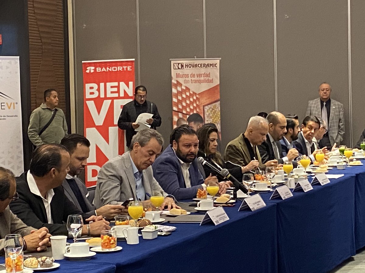 El día de hoy nos reunimos con <a href="/pepechedrauimx/">Pepe Chedraui 🇲🇽</a>, Presidente Municipal de Puebla, donde dialogamos de nuevos proyectos y desarrollo ordenado en Puebla. 

Agradecemos su disposición y apertura hacia nuestro Gremio.

Presidente <a href="/ARQARGO/">Ariosto Goytortua L</a> <a href="/canadevi_puebla/">canadevi_puebla</a> 

<a href="/PueblaAyto/">Gobierno de la Ciudad de Puebla</a>