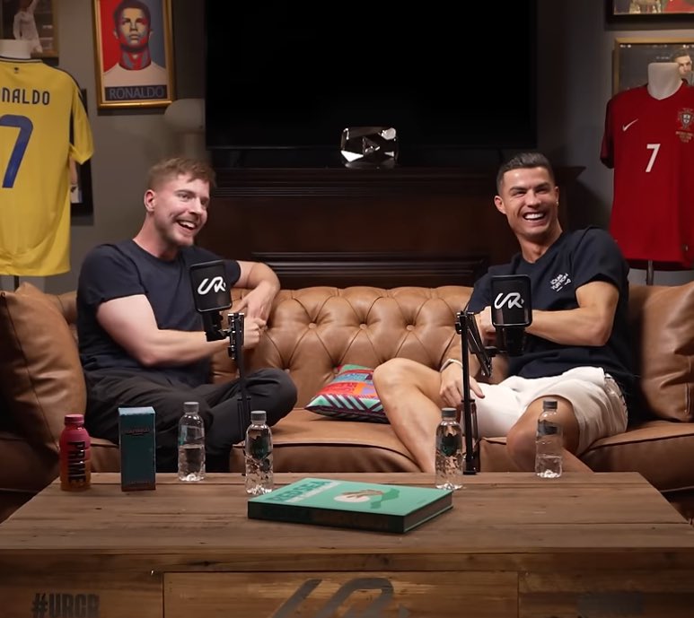 Mr Beast: “Deberías invitar al nuevo Balón de Oro al podcast.” 

Cristiano Ronaldo: “No sé ni cómo se llama.”

😭😭😭 😭😭😭💀💀💀💀💀
(Parody)
