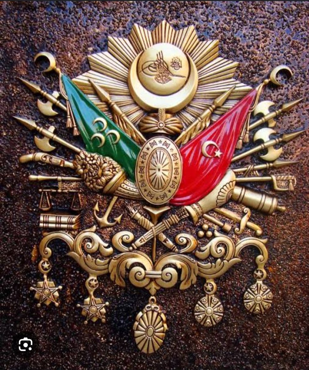 İngiltere'nin yaptırıp
Sultan Abdülmecid'e hediye ettiği bu armayı Osmanlı arması sanıp, duvarlara asıp imparatorluk hayalleri kurmak nasıl bir ruh halidir ?

Osmanlı sevdalılarının profilinde bu armayı çok sık görürsünüz...

Öyle ya, Lozan'ı yenilgi sayan, 
Atatürk'e İngiliz