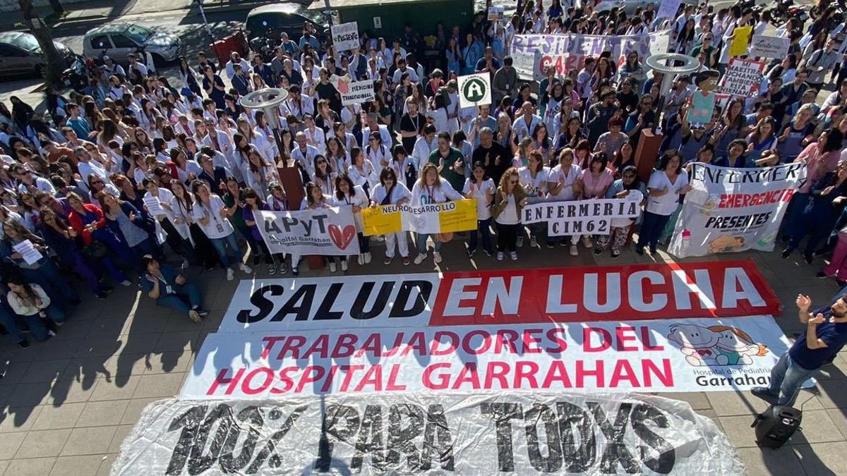 DiazPerezDario's tweet photo. ¡Quiero rendirle un especial homenaje a las enfermeras y enfermeros en su día! 
El Garraham es el ejemplo de las víctimas elegidas junto a todo el sistema de salud por el modelo despiadado que Milei impone. 
¡El pueblo comparte su lucha, y se solidariza con energico repudio! https://t.co/8p8MvJf8r3
